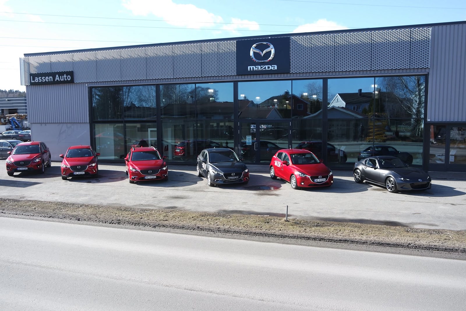 Lassen Auto sitt bilanlegg p&aring; Kj&oslash;rbekk i Skien med Mazda-modeller utenfor